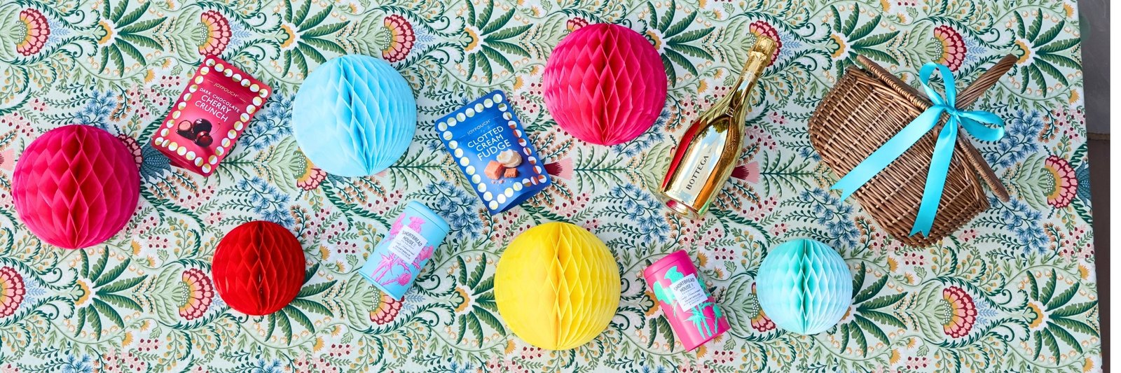 What to Put in a Gift Hamper: 15 Thoughtful Ideas for Every Recipient